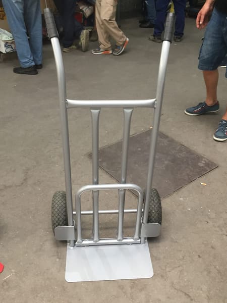 CARRELLO PORTAPACCHI CON RUOTE PNEUMATICHE